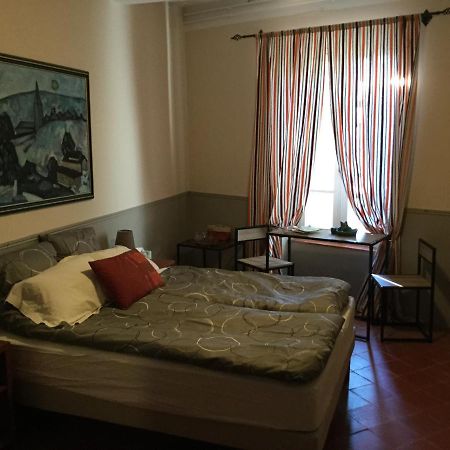 Les Hirondelles Bed & Breakfast Argeliers Екстериор снимка